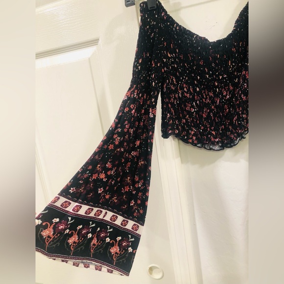 Gipsy Style Cropped Long Bell Sleeve Top. 🌺🌸 Floral Print. - Picture 5 of 5